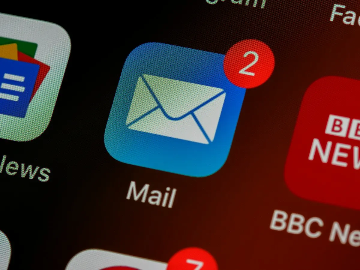 Smartphone screen showing the Mail app icon with an unread message badge
